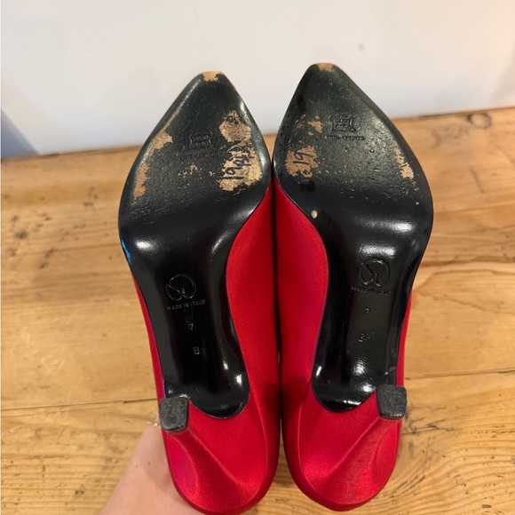 St John Red Satin Embellished Heels Made in Italy Size 7B Elevated Bollywood - Picture 6 of 8